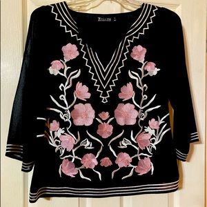 Top w/floral detail